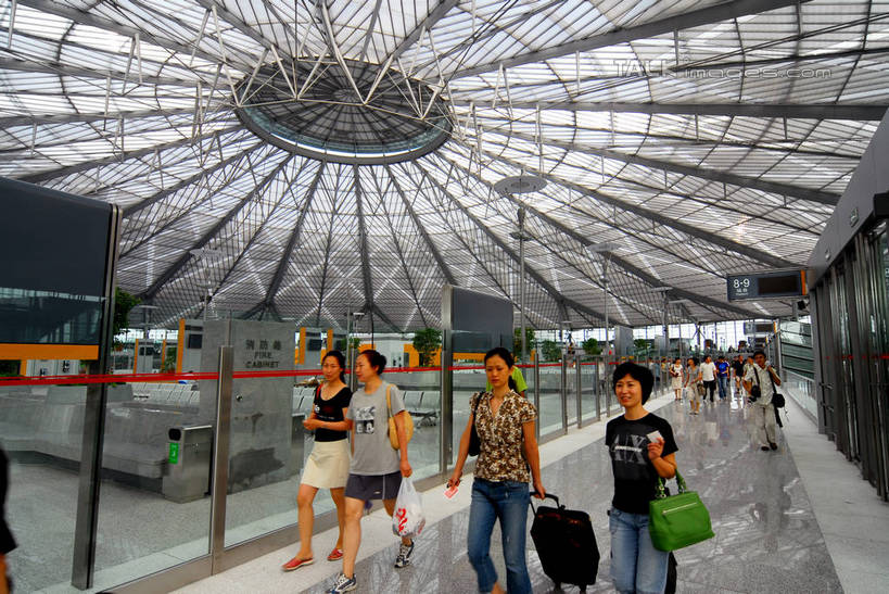 东方人,栏杆,走,横图,室内,白天,正面,度假,美景,窗户,城市风光,城市,上海,中国,亚洲,行人,游客,游人,服装,扶手,拉杆箱,旅行箱,天窗,景观,许多人,注视,休闲装,黄种人,娱乐,护栏,路人,旅客,玻璃窗,衣服,行李箱,箱子,观察,看,一群人,享受,休闲,休闲服,景色,放松,服饰,观看,出差,申,察看,关注,东亚,徐汇区,上海南站,上海市,中华人民共和国,沪,华东地区,过客,男人,男性,年轻男性,年轻女性,女人,女性,亚洲人,步行,散步,走路,半身,彩图,旅行,shzxz1