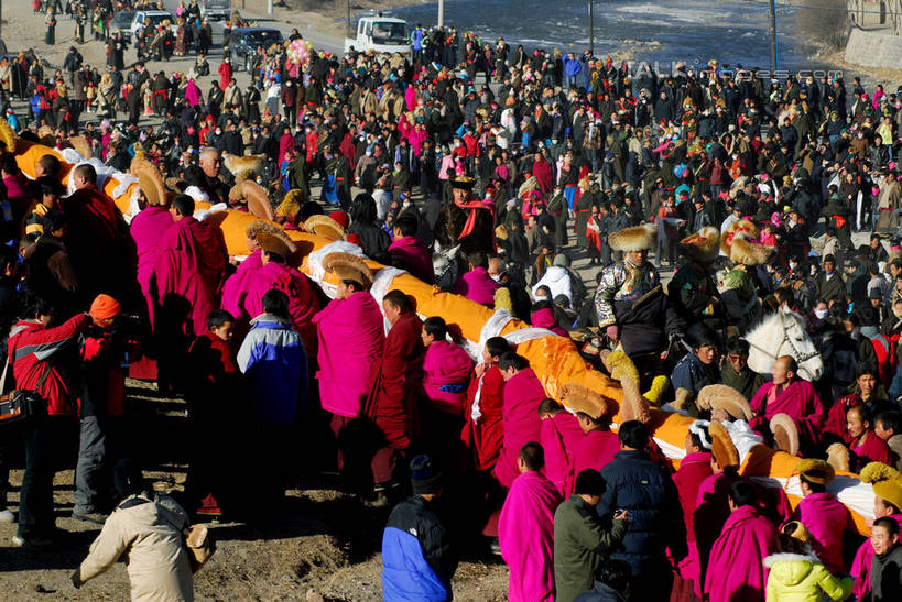 东方人,站,横图,俯视,室外,白天,民族服装,中国,亚洲,行人,游客,游人,服装,许多人,注视,休闲装,黄种人,西藏,路人,旅客,衣服,观察,看,站着,一群人,休闲,休闲服,服饰,观看,察看,关注,藏,东亚,喇嘛,西藏自治区,袈裟,中华人民共和国,西南地区,法衣,过客,男人,男性,年轻男性,年轻女性,女人,女性,亚洲人,站立,半身,彩图,高角度拍摄,传统服装,民俗服,加沙,迦逻沙曳,迦沙,袈裟野,莲服,shzxz1