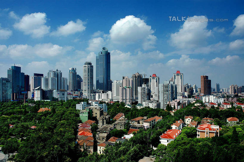 无人,家,高楼大厦,横图,俯视,室外,白天,度假,美景,植物,城市风光,标志建筑,城市,大厦,地标,建筑,摩天大楼,上海,中国,亚洲,阴影,光线,影子,房屋,屋子,景观,云,云朵,公寓,建筑群,云彩,娱乐,建设,洋房,楼房,住宅,树,树木,蓝色,绿色,白云,蓝天,天空,阳光,自然,天,享受,休闲,景色,放松,生长,晴朗,成长,申,东亚,徐汇区,上海市,衡山路,中华人民共和国,沪,华东地区,晴空,彩图,高角度拍摄,房子,大楼,高层建筑,高楼,摩天楼,shzxz1