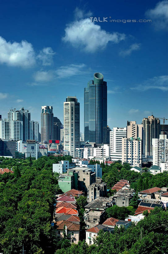 无人,家,高楼大厦,竖图,俯视,室外,白天,度假,美景,植物,城市风光,标志建筑,城市,大厦,地标,建筑,摩天大楼,上海,中国,亚洲,阴影,光线,影子,房屋,屋子,景观,云,云朵,公寓,建筑群,云彩,娱乐,建设,洋房,楼房,住宅,树,树木,蓝色,绿色,白云,蓝天,天空,阳光,自然,天,享受,休闲,景色,放松,生长,晴朗,成长,申,东亚,徐汇区,上海市,衡山路,中华人民共和国,沪,华东地区,晴空,彩图,高角度拍摄,房子,大楼,高层建筑,高楼,摩天楼,shzxz1