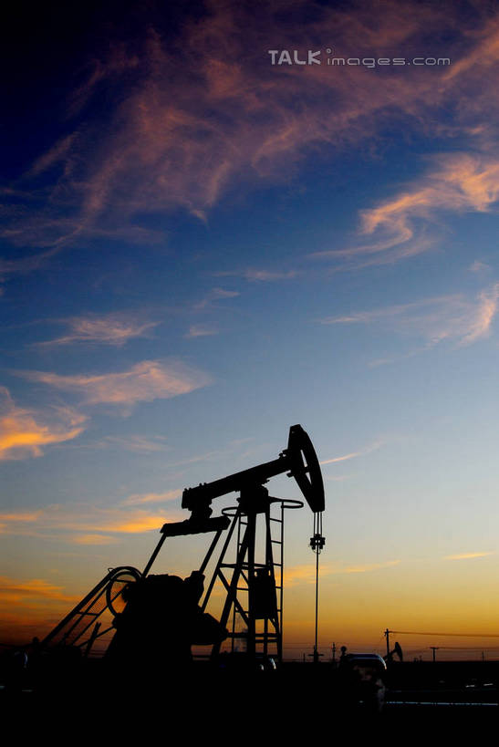 无人,竖图,室外,白天,正面,旅游,度假,石油,机器,美景,日落,阴影,光线,影子,景观,晚霞,霞光,云,云朵,落日,背光,云彩,娱乐,白云,阳光,自然,黄昏,享受,休闲,机械,景色,彩霞,放松,挖掘,自然风光,逆光,开采,抽油机,磕头机,游梁式抽油机,开掘,夕照,薄暮,发掘,梁式抽油机,夕阳,彩图,傍晚,斜阳,shzxz1