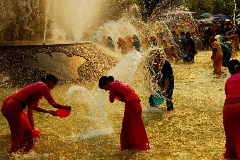 东方人,家,站,投,横图,室外,白天,正面,民族服装,水,植物,泼水节,亚洲,弯腰,握,飞溅,节日,朦胧,模糊,庆祝,溅,液体,塑料,房屋,屋子,水滴,公寓,许多人,拿,拿着,注视,黄种人,文化,洋房,楼房,住宅,水珠,树,树木,绿色,自然,容器,塑料制品,脸盆,观察,看,站着,一群人,庆典,握着,生长,成长,观看,纪念,储藏,察看,储存,关注,喷洒,弯身,男人,男性,年轻男性,年轻女性,女人,女性,亚洲人,抛,扔,撒,站立,掷,半身,彩图,传统服装,民俗服,房子,宋干节,贮存,shzxz1