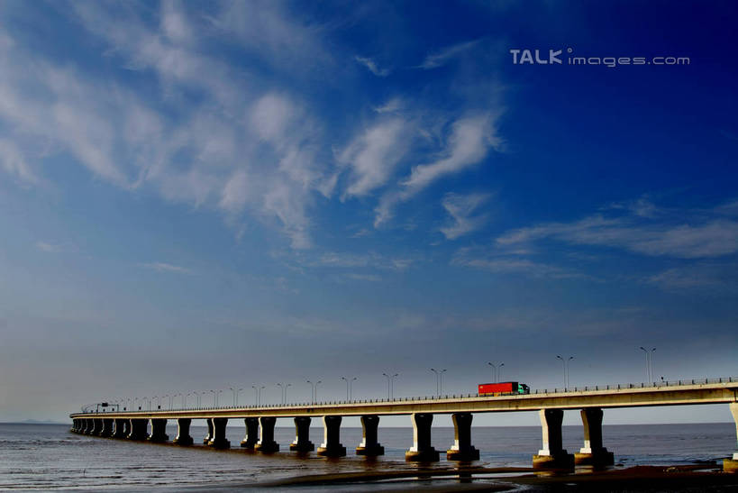 无人,横图,室外,白天,正面,旅游,度假,海浪,海洋,标志建筑,大桥,地标,建筑,卡车,桥梁,上海,中国,亚洲,一辆,阴影,光线,影子,浪花,云,云朵,桥,集装箱,云彩,娱乐,建设,浦东,蓝色,白云,蓝天,天空,阳光,海水,天,享受,休闲,旅游胜地,放松,集装箱车,晴朗,货车,申,海景,货运车,浦东新区,东亚,上海市,跨线桥,中华人民共和国,沪,华东地区,大海,风浪,海,海水的波动,近岸浪,涌浪,晴空,载重汽车,彩图,南汇角,南汇嘴,shzxz1