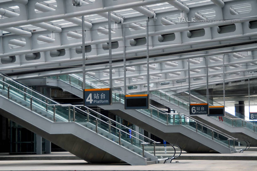 无人,栏杆,火车站,横图,室内,白天,仰视,度假,美景,楼梯,城市风光,城市,电梯,指示牌,上海,中国,亚洲,标志,扶手,文字,电动扶梯,阶梯,景观,自动扶梯,运输工具,娱乐,标识,护栏,台阶,享受,休闲,景色,放松,申,东亚,徐汇区,上海南站,上海市,中华人民共和国,沪,华东地区,彩图,低角度拍摄,铁路车站,铁路站,扶手电梯,升降设备,运输带,自动行人电梯,电扶梯,shzxz1