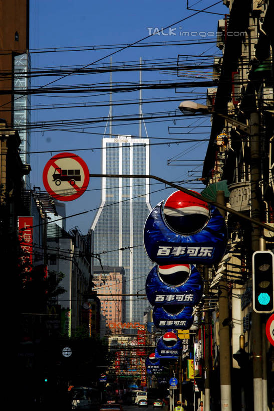 无人,家,高楼大厦,竖图,室外,白天,仰视,度假,美景,城市风光,城市,大厦,建筑,摩天大楼,指示牌,上海,中国,亚洲,阴影,电力,光线,标志,电线,路标,线,影子,房屋,屋子,景观,公寓,电能,警告,线路,娱乐,标识,洋房,楼房,路牌,住宅,蓝色,蓝天,天空,阳光,南京路,天,享受,休闲,景色,放松,警示,南京路步行街,南京东路,晴朗,电,禁止,电源,电源线,申,提醒,提示,限制,能量,黄浦区,东亚,上海市,万里无云,中华人民共和国,沪,华东地区,危险,晴空,晴空万里,彩图,低角度拍摄,房子,大楼,高层建筑,高楼,摩天楼,上海世茂国际广场,世贸国际广场,shzxz1