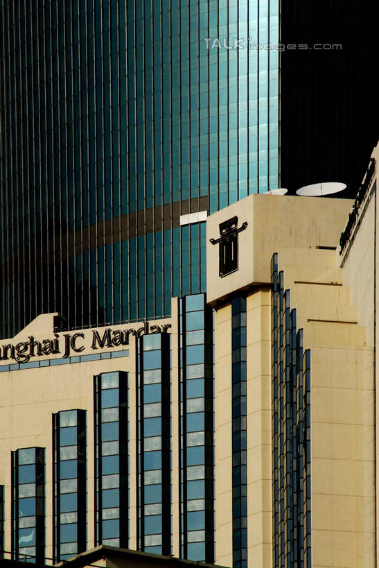 无人,宾馆,高楼大厦,竖图,室外,白天,仰视,度假,美景,城市风光,标志建筑,城市,大厦,地标,建筑,酒店,摩天大楼,上海,中国,亚洲,阴影,光线,影子,景观,娱乐,建设,南京西路,阳光,享受,休闲,景色,放松,旅社,申,上海锦沧文华大酒店,东亚,静安区,上海市,中华人民共和国,沪,华东地区,彩图,低角度拍摄,大楼,高层建筑,高楼,客店,客栈,旅店,旅馆,摩天楼,商旅,shzxz1