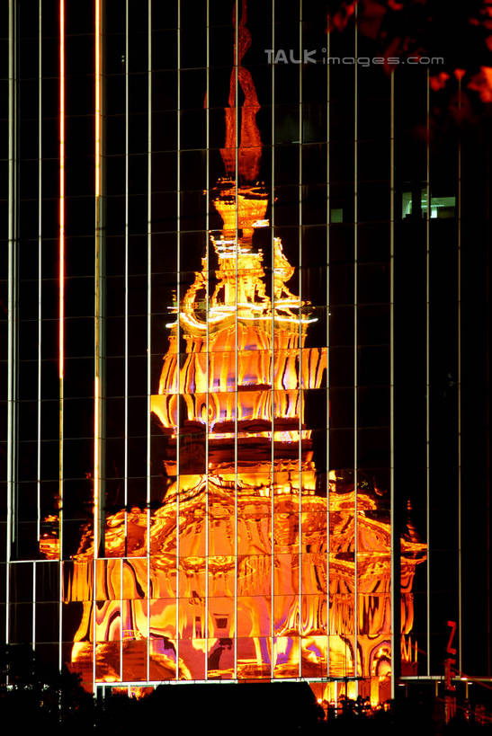 无人,高楼大厦,竖图,室外,夜晚,仰视,度假,美景,城市风光,标志建筑,城市,大厦,地标,建筑,摩天大楼,上海,中国,亚洲,阴影,光线,影子,景观,建筑群,灯光,娱乐,建设,享受,休闲,景色,放松,展览,申,展览中心,展览馆,上海展览中心,东亚,静安区,上海市,中华人民共和国,沪,华东地区,彩图,低角度拍摄,大楼,高层建筑,高楼,摩天楼,shzxz1