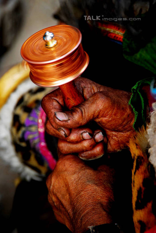 东方人,手,一个人,竖图,俯视,室外,特写,白天,民族服装,亚洲,双手,仅一个女性,仅一个人,握,阴影,节日,朦胧,模糊,反射,影子,拿,拿着,黄种人,文化,一个,祈祷,健康,手部,握着,许愿,宗教,仅一个老年女性,佛教,信仰,单个,纪念,祈求,转经筒,转经轮,法轮,玛尼轮,释教,平安,老年女性,女人,女性,亚洲人,半身,彩图,高角度拍摄,传统服装,民俗服,经轮,玛尼解脱轮,祈祷轮,shzxz1