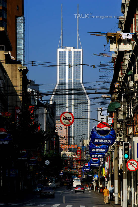 无人,家,高楼大厦,竖图,室外,白天,仰视,度假,美景,城市风光,城市,大厦,建筑,摩天大楼,指示牌,上海,中国,亚洲,阴影,电力,光线,标志,电线,路标,线,影子,房屋,屋子,景观,公寓,电能,警告,线路,娱乐,标识,洋房,楼房,路牌,住宅,蓝色,蓝天,天空,阳光,南京路,天,享受,休闲,景色,放松,警示,南京路步行街,南京东路,晴朗,电,禁止,电源,电源线,申,提醒,提示,限制,能量,黄浦区,东亚,上海市,万里无云,中华人民共和国,沪,华东地区,危险,晴空,晴空万里,彩图,低角度拍摄,房子,大楼,高层建筑,高楼,摩天楼,上海世茂国际广场,世贸国际广场,shzxz1