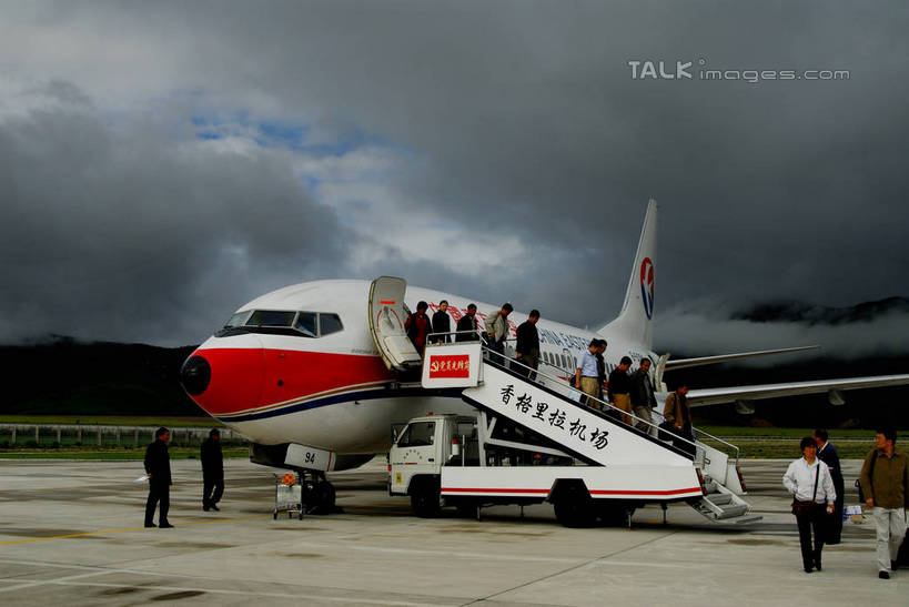 东方人,机场,栏杆,走,横图,室外,白天,正面,度假,美景,森林,山,山脉,树林,植物,楼梯,城市风光,城市,飞机,飞机场,香格里拉,中国,亚洲,行人,游客,游人,阴影,服装,光线,扶手,影子,阶梯,景观,山峰,云,云朵,交通,山峦,许多人,云彩,注视,休闲装,黄种人,娱乐,航空,护栏,迪庆,云南,路人,旅客,台阶,树,树木,衣服,蓝色,绿色,白云,蓝天,天空,阳光,自然,停机坪,交通工具,群山,天,观察,看,一群人,享受,休闲,休闲服,景色,放松,运输,服饰,生长,晴朗,成长,观看,察看,客机,关注,载具,东亚,中甸,迪庆藏族自治州,云南省,香格里拉机场,中华人民共和国,西南地区,滇,迪庆州,过客,香格里拉县,男人,男性,年轻男性,年轻女性,女人,女性,亚洲人,晴空,步行,散步,走路,彩图,全身,shzxz1
