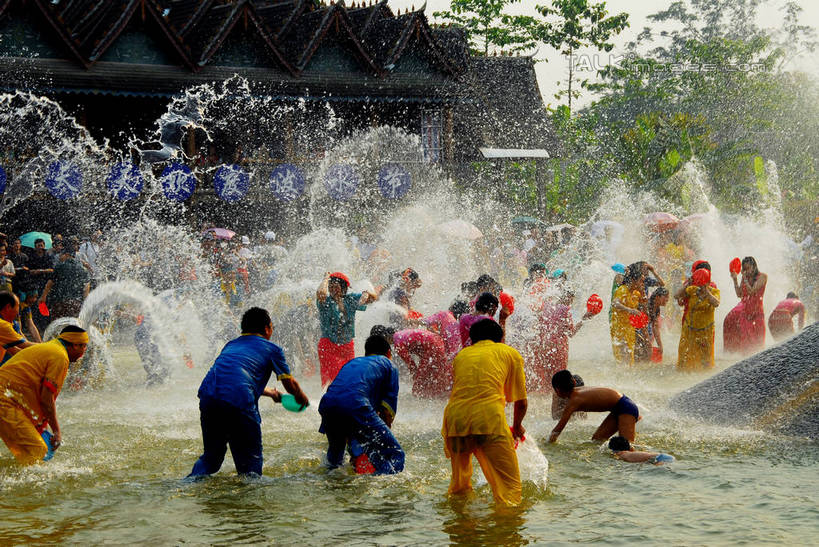 东方人,背部,家,站,投,举,横图,室外,白天,正面,民族服装,河流,水,植物,棕榈树,叶子,泼水节,亚洲,行人,游客,游人,握,阴影,飞溅,服装,节日,朦胧,模糊,庆祝,溅,光线,液体,影子,塑料,房屋,屋子,河水,水滴,水流,公寓,绿叶,许多人,拿,拿着,注视,休闲装,黄种人,文化,洋房,楼房,路人,旅客,住宅,水珠,树,树木,衣服,绿色,阳光,自然,容器,塑料制品,脸盆,观察,看,托,站着,一群人,庆典,休闲,休闲服,嫩叶,握着,服饰,生长,成长,观看,纪念,储藏,察看,储存,关注,喷洒,棕榈叶,过客,男人,男性,年轻男性,年轻女性,女人,女性,亚洲人,叶,叶片,棕树,棕榈,举起,举手,举着,抛,扔,撒,向上举,向上伸,向上托,站立,掷,半身,彩图,传统服装,民俗服,房子,宋干节,贮存,shzxz1