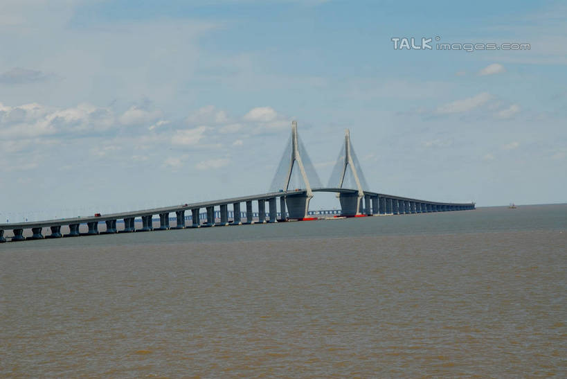 无人,横图,室外,白天,正面,旅游,度假,海浪,海洋,标志建筑,大桥,地标,建筑,桥梁,上海,中国,亚洲,阴影,光线,影子,浪花,云,云朵,桥,云彩,娱乐,建设,跨海大桥,浦东,蓝色,白云,蓝天,天空,阳光,海水,天,享受,休闲,旅游胜地,放松,晴朗,申,海景,东海大桥,浦东新区,东亚,上海市,中华人民共和国,沪,华东地区,大海,风浪,海,海水的波动,近岸浪,涌浪,晴空,彩图,shzxz1