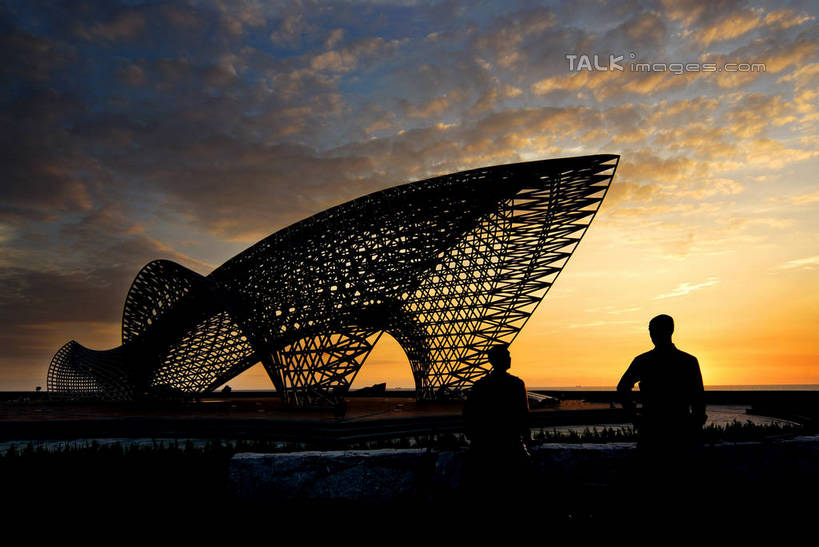 东方人,两个人,站,横图,室外,白天,旅游,度假,日落,标志建筑,地标,建筑,雕塑,上海,中国,亚洲,阴影,服装,艺术,装饰,光线,雕刻,雕像,影子,晚霞,霞光,落日,休闲装,黄种人,娱乐,建设,浦东,背面,衣服,阳光,黄昏,工艺品,站着,享受,休闲,休闲服,旅游胜地,彩霞,放松,服饰,纪念,美术,申,主题,陈列,浦东新区,东亚,上海市,中华人民共和国,沪,华东地区,功能,美学,夕照,薄暮,男人,男性,年轻男性,亚洲人,夕阳,站立,彩图,全身,傍晚,斜阳,南汇角,南汇嘴,shzxz1