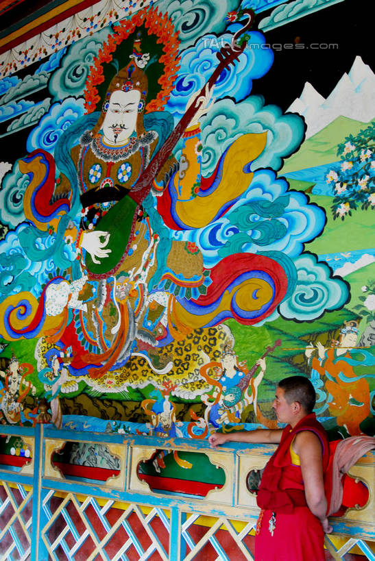 东方人,一个人,和尚,站,竖图,室内,白天,侧面,绘画,阿联酋,亚洲,仅一个男性,仅一个人,艺术,装饰,墙,注视,黄种人,文化,壁画,墙壁,墙面,仅一个年轻男性,观察,看,站着,观看,华丽,修饰,点缀,察看,关注,西亚,阿拉伯联合酋长国,衬托,美观,雅致,雅观,沙迦酋长国,沙迦,男人,男性,年轻男性,亚洲人,比丘,高僧,僧,僧侣,僧人,沙弥,修行僧,画画,站立,半身,彩图,shzxz1