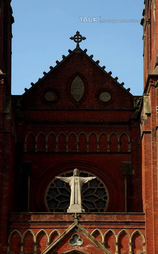 西方人,一个人,无人,教堂,站,伸展双臂,竖图,室外,白天,仰视,民族服装,旅游,度假,名胜古迹,标志建筑,地标,建筑,雕塑,上海,欧洲,中国,欧洲人,亚洲,仅一个男性,仅一个人,阴影,节日,遗迹,艺术,装饰,光线,雕刻,雕像,影子,古迹,文化,文物,娱乐,建设,古建筑,仅一个年轻男性,蓝色,蓝天,天空,阳光,工艺品,天,祈祷,站着,享受,休闲,健康,旅游胜地,放松,许愿,宗教,信仰,晴朗,纪念,华丽,修饰,祈求,美术,点缀,申,基督教,天主教,信念,古文明,东亚,徐家汇天主堂,徐汇区,上海市,万里无云,中华人民共和国,沪,华东地区,美学,衬托,美观,雅致,雅观,平安,男人,男性,年轻男性,白种人,晴空,晴空万里,敞开双臂,伸开双臂,展开双肩,站立,张开手臂,张开双臂,彩图,低角度拍摄,全身,传统服装,民俗服,大教堂,礼拜堂,圣依纳爵堂,圣依纳爵主教座堂,徐家汇大教堂,食雕,食品雕刻,食物雕刻,shzxz1