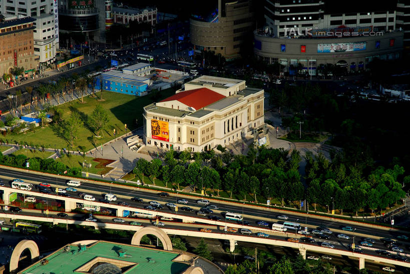 无人,高楼大厦,横图,全景,俯视,航拍,室外,白天,度假,美景,天际线,城市风光,标志建筑,城市,大桥,大厦,道路,地标,建筑,剧院,路,摩天大楼,桥梁,公路,汽车,上海,中国,亚洲,阴影,光线,影子,景观,高架,建筑群,桥,分界线,停车线,交通,娱乐,建设,车,阳光,交通工具,轿车,享受,休闲,景色,放松,车行道,车行道分界线,申,鸟瞰,载具,标线,高架桥,黄浦区,东亚,车行线,上海音乐厅,上海市,高架道路,跨线桥,中华人民共和国,沪,华东地区,马路,彩图,高角度拍摄,大楼,高层建筑,高楼,剧场,摩天楼,shzxz1