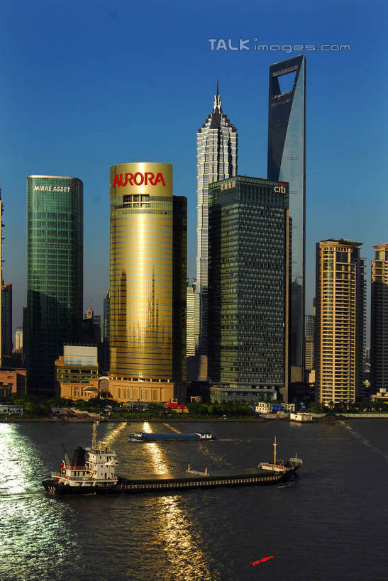 无人,高楼大厦,竖图,全景,室外,白天,正面,度假,河流,美景,水,天际线,城市风光,标志建筑,城市,大厦,地标,建筑,轮船,摩天大楼,船,上海,中国,亚洲,阴影,光线,影子,河水,景观,水流,建筑群,娱乐,建设,金茂大厦,浦东,蓝色,蓝天,天空,阳光,交通工具,天,享受,休闲,景色,放松,环球金融中心,晴朗,申,载具,金融中心,陆家嘴,陆家嘴金融贸易区,浦东新区,上海环球金融中心,香格里拉酒店,震旦国际大楼,东亚,上海市,万里无云,中华人民共和国,沪,华东地区,金茂大楼,环球金融中心大厦,晴空,晴空万里,彩图,大楼,高层建筑,高楼,摩天楼,上海浦东香格里拉大酒店,shzxz1