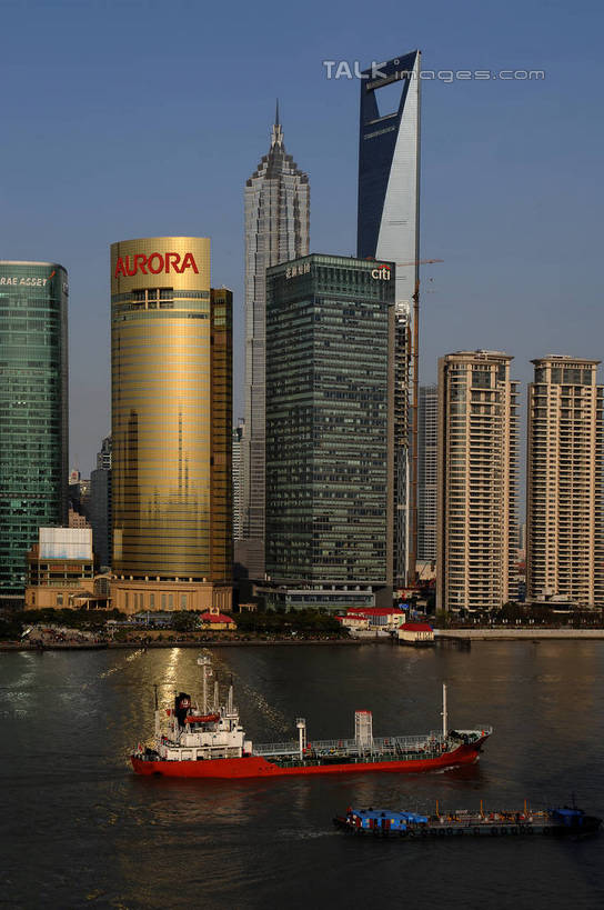 无人,高楼大厦,竖图,全景,室外,白天,正面,度假,河流,美景,水,天际线,城市风光,标志建筑,城市,大厦,地标,建筑,轮船,摩天大楼,船,上海,中国,亚洲,阴影,光线,影子,河水,景观,水流,建筑群,娱乐,建设,金茂大厦,浦东,蓝色,蓝天,天空,阳光,交通工具,天,享受,休闲,景色,放松,环球金融中心,晴朗,申,载具,金融中心,陆家嘴,陆家嘴金融贸易区,浦东新区,上海环球金融中心,香格里拉酒店,震旦国际大楼,东亚,上海市,万里无云,中华人民共和国,沪,华东地区,金茂大楼,环球金融中心大厦,晴空,晴空万里,彩图,大楼,高层建筑,高楼,摩天楼,上海浦东香格里拉大酒店,shzxz1