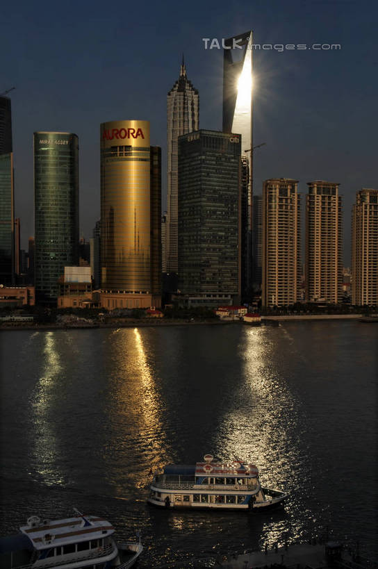 无人,高楼大厦,竖图,全景,室外,白天,正面,度假,河流,美景,水,天际线,城市风光,标志建筑,城市,大厦,地标,建筑,轮船,摩天大楼,船,上海,中国,亚洲,阴影,光线,影子,河水,景观,水流,云,云朵,建筑群,云彩,娱乐,建设,金茂大厦,浦东,蓝色,白云,蓝天,天空,阳光,交通工具,天,享受,休闲,景色,放松,环球金融中心,晴朗,申,载具,金融中心,陆家嘴,陆家嘴金融贸易区,浦东新区,上海环球金融中心,香格里拉酒店,震旦国际大楼,东亚,上海市,中华人民共和国,沪,华东地区,金茂大楼,环球金融中心大厦,晴空,彩图,大楼,高层建筑,高楼,摩天楼,上海浦东香格里拉大酒店,shzxz1