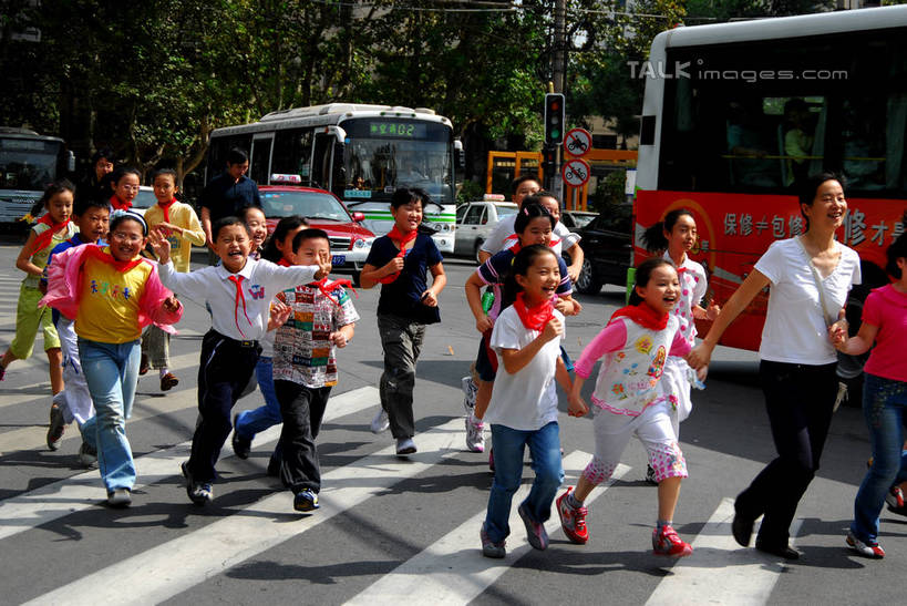 东方人,儿童,伙伴,朋友,教师,笑,微笑,露齿笑,横图,室外,白天,正面,友谊,纯洁,植物,公共汽车,亚洲,奔驰,阴影,服装,光线,标志,影子,巴士,公交车,许多人,注视,休闲装,黄种人,标识,领巾,车,树,树木,小孩,衣服,绿色,阳光,自然,交通工具,奔跑,观察,看,一群人,休闲,同学,休闲服,可爱,童年,童趣,服饰,生长,成长,观看,察看,象征,校友,关注,载具,童真,烂漫,无邪,红领巾,同窗,学友,教员,天真,友情,男孩,男人,男性,年轻男性,年轻女性,女孩,女人,女性,亚洲人,孩子,老师,半身,彩图,先生,男生,女生,shzxz1