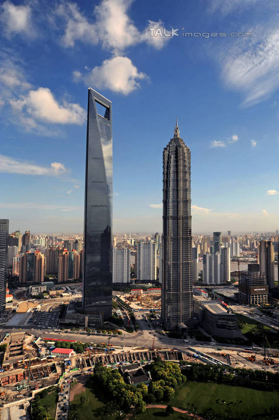 无人,高楼大厦,竖图,全景,俯视,航拍,室外,白天,度假,草地,草坪,日出,美景,太阳,天际线,植物,城市风光,标志建筑,城市,大桥,大厦,地标,建筑,摩天大楼,桥梁,上海,中国,亚洲,阴影,光线,影子,景观,云,云朵,高架,建筑群,桥,朝霞,晨曦,黎明,云彩,娱乐,建设,浦东,草,树,树木,绿色,白云,阳光,自然,享受,休闲,景色,放松,环球金融中心,生长,成长,申,鸟瞰,电视塔,高架桥,国际贸易金融中心,金融中心,陆家嘴,陆家嘴金融中心,浦东新区,上海环球金融中心,东亚,东方明珠电视塔,上海市,高架道路,跨线桥,中华人民共和国,沪,华东地区,环球金融中心大厦,朝阳,彩图,高角度拍摄,卯时,破晓,日始,大楼,高层建筑,高楼,摩天楼,shzxz1