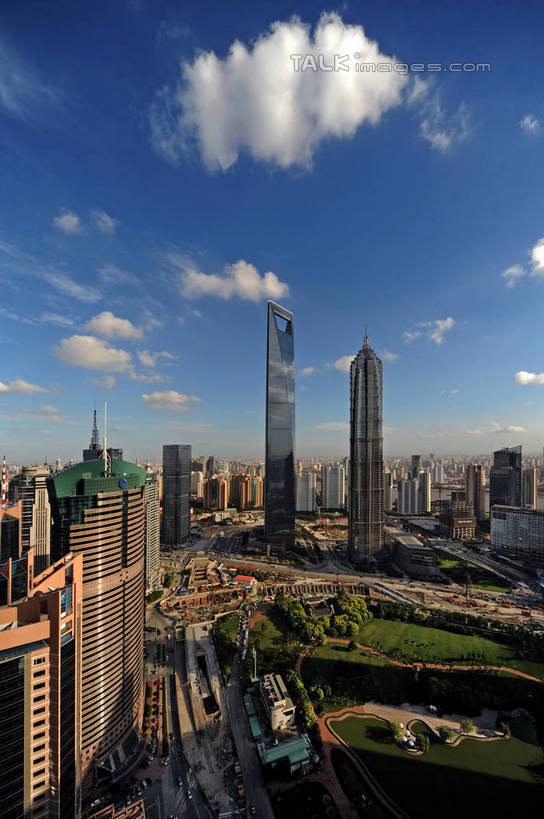 无人,高楼大厦,竖图,全景,俯视,航拍,室外,白天,度假,草地,草坪,美景,天际线,植物,城市风光,标志建筑,城市,大桥,大厦,地标,建筑,摩天大楼,桥梁,上海,中国,亚洲,阴影,光线,影子,景观,云,云朵,高架,建筑群,桥,云彩,娱乐,建设,浦东,草,树,树木,蓝色,绿色,白云,蓝天,天空,阳光,自然,天,享受,休闲,景色,放松,环球金融中心,生长,晴朗,成长,申,鸟瞰,电视塔,高架桥,国际贸易金融中心,金融中心,陆家嘴,陆家嘴金融中心,浦东新区,上海环球金融中心,东亚,东方明珠电视塔,上海市,高架道路,跨线桥,中华人民共和国,沪,华东地区,环球金融中心大厦,晴空,彩图,高角度拍摄,大楼,高层建筑,高楼,摩天楼,shzxz1