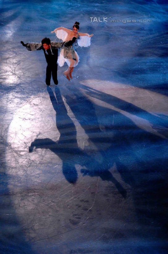 东方人,两个人,运动员,握手,竖图,俯视,室内,白天,锻炼,运动,花样滑冰,滑冰,亚洲,阴影,服装,朦胧,模糊,光线,影子,冰,灯光,旱冰鞋,溜冰鞋,注视,黄种人,衣服,浮冰,观察,看,寒冷,服饰,观看,察看,冰冷,衣着,穿着,关注,滑冰鞋,表演服,演出服,严寒,冰凉,酷寒,凛冽,凛凛,极冷,流冰,浮冰块,衣饰,冰上运动,冬季运动,道具服,体育,溜冰,男人,男性,年轻男性,年轻女性,女人,女性,亚洲人,体育运动员,运动选手,搀手,拉手,手拉手,手握手,彩图,高角度拍摄,全身,健身,冰刀鞋,花样滑冰运动员,shzxz1