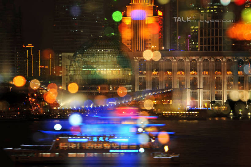 无人,高楼大厦,横图,彩色,室外,夜晚,正面,度假,河流,美景,水,城市风光,标志建筑,城市,大厦,地标,建筑,轮船,摩天大楼,霓虹灯,夜景,船,上海,中国,亚洲,阴影,朦胧,模糊,光线,图形,影子,河水,景观,水流,建筑群,灯光,七彩,几何,娱乐,光源,建设,浦东,霓虹,灯,交通工具,享受,休闲,球体,景色,放松,申,照明设备,数学,载具,国际会展中心,浦东新区,东亚,上海市,中华人民共和国,沪,华东地区,氖灯,彩图,大楼,高层建筑,高楼,摩天楼,几何图形,立体几何,立体图形,上海国际会展中心,shzxz1