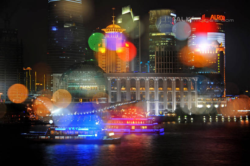 无人,高楼大厦,横图,彩色,室外,夜晚,正面,度假,河流,美景,水,城市风光,标志建筑,城市,大厦,地标,建筑,轮船,摩天大楼,霓虹灯,夜景,船,上海,中国,亚洲,阴影,朦胧,模糊,光线,图形,影子,河水,景观,水流,建筑群,灯光,七彩,几何,娱乐,光源,建设,浦东,霓虹,灯,交通工具,享受,休闲,球体,景色,放松,申,照明设备,数学,载具,国际会展中心,浦东新区,东亚,上海市,中华人民共和国,沪,华东地区,氖灯,彩图,大楼,高层建筑,高楼,摩天楼,几何图形,立体几何,立体图形,上海国际会展中心,shzxz1