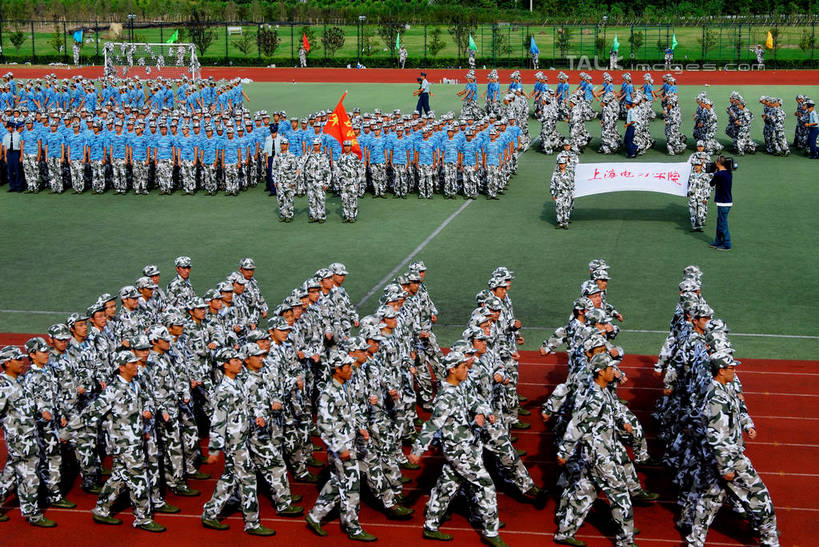 东方人,伙伴,朋友,学校,教学楼,体育馆,运动场,站,走,横图,俯视,室外,白天,友谊,植物,旗帜,帽子,亚洲,一排,握,庆祝,整齐,并列,并排,跑道,许多人,拿,拿着,注视,黄种人,旗子,体育场,校园,树,树木,排列,绿色,自然,观察,看,站着,一群人,教室,同学,握着,军帽,田径场,生长,成长,观看,察看,仪式,庄重,校友,成就,队列,关注,致敬,迷彩服,军服,典礼,平行,塑胶跑道,行进,阅兵,正步,运动馆,同窗,学友,旌旗,旗号,庄严,军威,士气,肃静,肃穆,阅兵式,尊严,检阅,伪装服,野战服,作战服,友情,男人,男性,年轻男性,年轻女性,女人,女性,亚洲人,步行,站立,走路,半身,彩图,高角度拍摄,教学大楼,全天候田径运动跑道,军步,正步走,步子,shzxz1