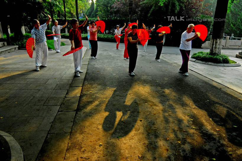 东方人,伙伴,朋友,站,举,横图,室外,白天,正面,运动服,锻炼,旅游,度假,友谊,运动,日出,太阳,植物,亚洲,阴影,服装,朦胧,模糊,光线,扇子,影子,朝霞,晨曦,黎明,许多人,注视,黄种人,文化,娱乐,树,树木,衣服,红色,绿色,阳光,自然,观察,看,托,站着,一群人,享受,休闲,放松,服饰,生长,成长,观看,察看,衣着,穿着,关注,室外运动,户外运动,衣饰,友情,男人,男性,女人,女性,中年男性,中年女性,亚洲人,朝阳,举起,举手,举着,向上举,向上伸,向上托,站立,彩图,全身,健身,卯时,破晓,日始,舞蹈用扇,舞蹈扇,绸舞扇,运动装,传统文化,shzxz1