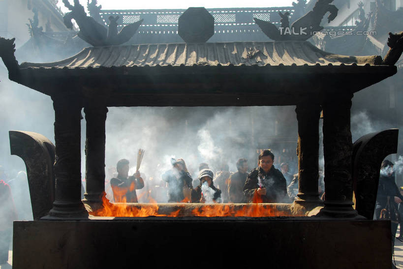 东方人,寺庙,站,横图,室外,白天,正面,旅游,度假,热情,名胜古迹,标志建筑,地标,建筑,火,上海,中国,亚洲,行人,游客,游人,阴影,服装,朦胧,模糊,遗迹,光线,火焰,香炉,影子,许多人,燃烧,注视,休闲装,黄种人,古迹,文物,娱乐,建设,古建筑,路人,旅客,衣服,阳光,庙宇,观察,看,祈祷,站着,一群人,享受,休闲,休闲服,旅游胜地,放松,许愿,宗教,服饰,佛教,信仰,观看,玉佛寺,祈求,祭奠,祭祀,申,察看,关注,祭坛,古文明,东亚,普陀区,上海市,中华人民共和国,沪,华东地区,释教,敬拜,过客,玉佛禅寺,男人,男性,年轻男性,年轻女性,女人,女性,亚洲人,站立,半身,彩图,庙,寺,shzxz1
