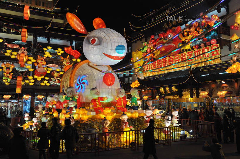 无人,横图,彩色,室外,夜晚,仰视,旅游,度假,名胜古迹,标志建筑,地标,建筑,霓虹灯,照明,上海,中国,元宵节,亚洲,阴影,节日,朦胧,模糊,庆祝,遗迹,光线,彩灯,影子,灯光,七彩,古迹,文化,文物,娱乐,光源,建设,古建筑,霓虹,车,灯,灯具,交通工具,城隍庙,庆典,享受,休闲,花车,旅游胜地,放松,花灯,灯会,纪念,照亮,庆贺,申,照明设备,载具,祝贺,游行,黄浦区,古文明,东亚,上海市,中华人民共和国,沪,华东地区,氖灯,游街,老城隍庙,彩图,低角度拍摄,春灯节,上元节,小正月,shzxz1