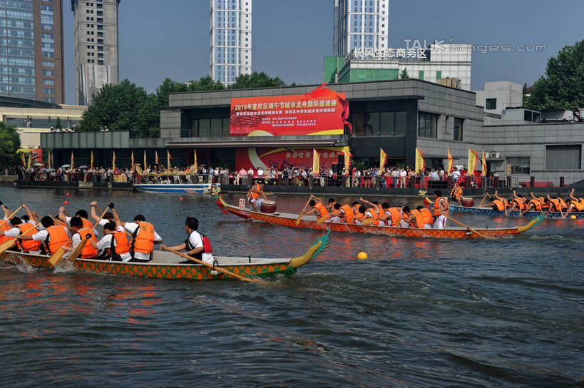划船,东方人,高楼大厦,坐,横图,室外,白天,正面,河流,水,植物,大厦,建筑,摩天大楼,船,端午节,亚洲,阴影,节日,庆祝,光线,信息,救生衣,影子,河水,水流,木船,许多人,注视,黄种人,文化,布告,布告栏,树,树木,蓝色,绿色,蓝天,天空,阳光,自然,交通工具,天,观察,看,祈祷,一群人,庆典,许愿,宗教,充气,龙舟,信仰,生长,晴朗,成长,观看,纪念,救生背心,祈求,祭奠,祭祀,察看,通知,公告,舟,传播,救生,关注,载具,消息,赛龙舟,万里无云,敬拜,浮水衣,荡舟,公布栏,端阳节,五月节,午日节,男人,男性,年轻男性,亚洲人,晴空,晴空万里,祭司,坐着,半身,彩图,大楼,高层建筑,高楼,摩天楼,shzxz1
