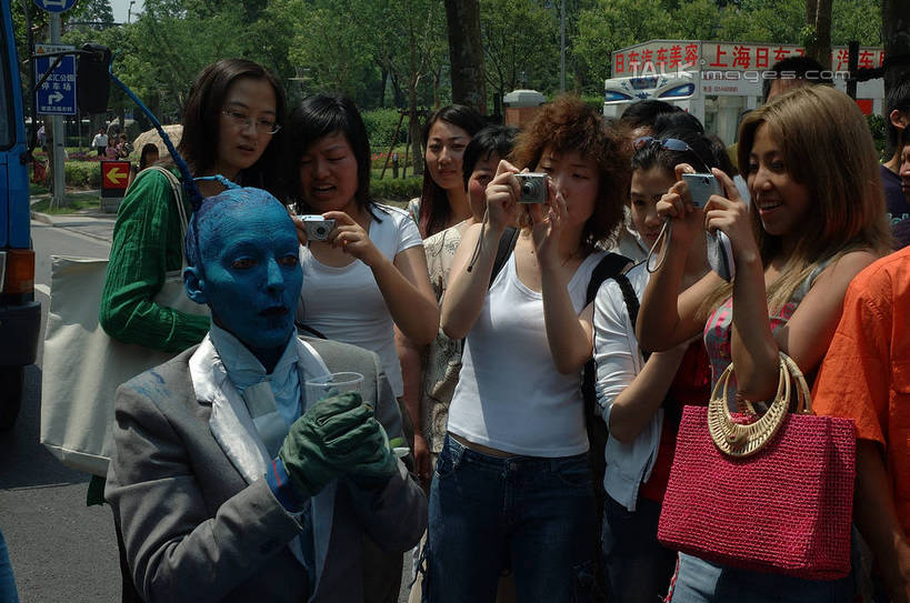 东方人,无人,站,笑,微笑,露齿笑,横图,室外,白天,正面,度假,美景,植物,城市风光,城市,相机,雕塑,上海,中国,亚洲,行人,游客,游人,握,服装,朦胧,模糊,艺术,装饰,雕刻,雕像,景观,许多人,拿,拿着,注视,休闲装,黄种人,娱乐,路人,旅客,树,树木,拍照,衣服,绿色,自然,数码相机,工艺品,观察,看,站着,一群人,享受,休闲,休闲服,景色,放松,握着,摄影,服饰,徐家汇,生长,成长,观看,纪念,美术,申,察看,关注,主题,陈列,东亚,徐汇区,徐家汇公园,上海市,中华人民共和国,沪,华东地区,功能,美学,过客,男人,男性,年轻男性,年轻女性,女人,女性,亚洲人,照相机,站立,彩图,照相,shzxz1