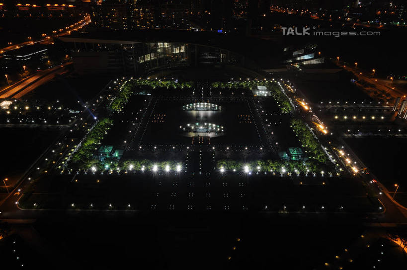 无人,横图,俯视,航拍,室外,夜晚,度假,技术,草地,草坪,美景,植物,城市风光,城市,道路,路,路灯,夜景,公路,照明,上海,中国,亚洲,阴影,研究,光线,科学,影子,景观,灯光,交通,教育,娱乐,浦东,灯,草,树,树木,绿色,自然,享受,休闲,景色,放松,上海科技馆,生长,成长,展览,照亮,申,照明设备,鸟瞰,欣赏,科技馆,陈列,浦东新区,世纪大道,东亚,上海市,中华人民共和国,沪,华东地区,马路,彩图,高角度拍摄,科学技术馆,shzxz1