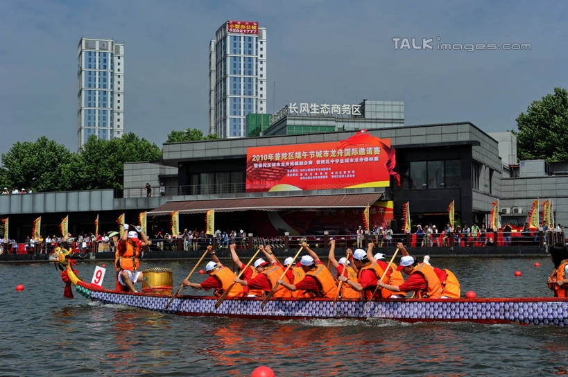 划船,东方人,高楼大厦,坐,横图,室外,白天,正面,河流,水,植物,大厦,建筑,摩天大楼,船,端午节,亚洲,阴影,节日,庆祝,光线,信息,救生衣,影子,河水,水流,木船,许多人,注视,黄种人,文化,布告,布告栏,树,树木,蓝色,绿色,蓝天,天空,阳光,自然,交通工具,天,观察,看,祈祷,一群人,庆典,许愿,宗教,充气,龙舟,信仰,生长,晴朗,成长,观看,纪念,救生背心,祈求,祭奠,祭祀,察看,通知,公告,舟,传播,救生,关注,载具,消息,赛龙舟,万里无云,敬拜,浮水衣,荡舟,公布栏,端阳节,五月节,午日节,男人,男性,年轻男性,亚洲人,晴空,晴空万里,祭司,坐着,半身,彩图,大楼,高层建筑,高楼,摩天楼,shzxz1