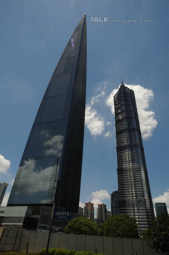 无人,高楼大厦,竖图,室外,白天,仰视,度假,美景,城市风光,标志建筑,城市,大厦,地标,建筑,摩天大楼,上海,中国,亚洲,阴影,光线,影子,景观,云,云朵,建筑群,云彩,娱乐,建设,金茂大厦,浦东,蓝色,白云,蓝天,天空,阳光,天,享受,休闲,景色,放松,环球金融中心,晴朗,申,金融中心,陆家嘴,陆家嘴金融贸易区,浦东新区,上海环球金融中心,东亚,上海市,中华人民共和国,沪,华东地区,金茂大楼,环球金融中心大厦,晴空,彩图,低角度拍摄,大楼,高层建筑,高楼,摩天楼,shzxz1