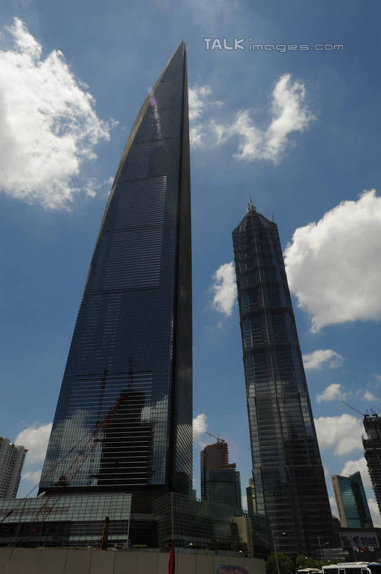 无人,高楼大厦,竖图,室外,白天,仰视,度假,美景,城市风光,标志建筑,城市,大厦,地标,建筑,摩天大楼,上海,中国,亚洲,阴影,光线,影子,景观,云,云朵,建筑群,云彩,娱乐,建设,金茂大厦,浦东,蓝色,白云,蓝天,天空,阳光,天,享受,休闲,景色,放松,环球金融中心,晴朗,申,金融中心,陆家嘴,陆家嘴金融贸易区,浦东新区,上海环球金融中心,东亚,上海市,中华人民共和国,沪,华东地区,金茂大楼,环球金融中心大厦,晴空,彩图,低角度拍摄,大楼,高层建筑,高楼,摩天楼,shzxz1