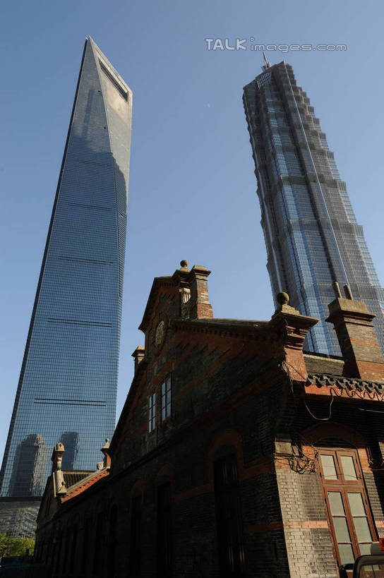 无人,高楼大厦,竖图,室外,白天,仰视,度假,美景,城市风光,标志建筑,城市,大厦,地标,建筑,摩天大楼,上海,中国,亚洲,阴影,光线,影子,景观,建筑群,娱乐,建设,金茂大厦,浦东,蓝色,蓝天,天空,阳光,天,享受,休闲,景色,放松,环球金融中心,晴朗,申,金融中心,陆家嘴,陆家嘴金融贸易区,浦东新区,上海环球金融中心,东亚,上海市,万里无云,中华人民共和国,沪,华东地区,金茂大楼,环球金融中心大厦,晴空,晴空万里,彩图,低角度拍摄,大楼,高层建筑,高楼,摩天楼,shzxz1