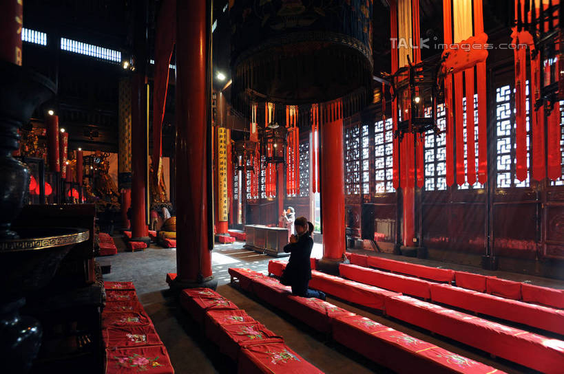 无人,寺庙,横图,室内,白天,正面,旅游,度假,名胜古迹,标志建筑,地标,建筑,上海,中国,亚洲,节日,遗迹,木制,板凳,凳子,古迹,文化,文物,娱乐,建设,古建筑,经幡,木制品,庙宇,祈祷,享受,休闲,健康,旅游胜地,放松,许愿,宗教,佛教,信仰,纪念,玉佛寺,祈求,申,古文明,东亚,普陀区,上海市,风马旗,中华人民共和国,沪,华东地区,释教,玉佛禅寺,平安,彩图,庙,寺,shzxz1