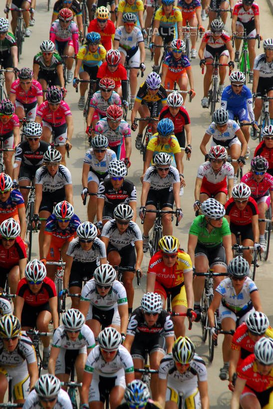 东方人,坐,竖图,俯视,室外,白天,运动服,锻炼,快乐,比赛,运动,竞争,自行车,帽子,亚洲,握,阴影,服装,朦胧,模糊,光线,头盔,影子,许多人,山地车,注视,黄种人,娱乐,车,脚踏车,骑,衣服,阳光,安全帽,交通工具,观察,看,一群人,骑车,休闲,握着,服饰,观看,察看,体育运动,衣着,穿着,关注,载具,山地自行车,衣饰,体育,男人,男性,年轻男性,亚洲人,坐着,半身,彩图,高角度拍摄,健身,运动装,shzxz1