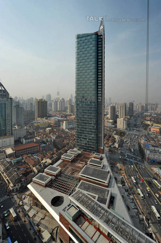 无人,家,高楼大厦,竖图,全景,俯视,航拍,室外,白天,度假,美景,天际线,城市风光,标志建筑,城市,大厦,地标,建筑,摩天大楼,上海,中国,亚洲,阴影,光线,影子,房屋,屋子,景观,公寓,娱乐,建设,虹口区,洋房,楼房,住宅,蓝色,蓝天,天空,阳光,天,享受,休闲,景色,放松,晴朗,申,鸟瞰,北外滩,东亚,上海市,四川北路,万里无云,中华人民共和国,沪,华东地区,晴空,晴空万里,彩图,高角度拍摄,房子,大楼,高层建筑,高楼,摩天楼,上海中信广场,shzxz1