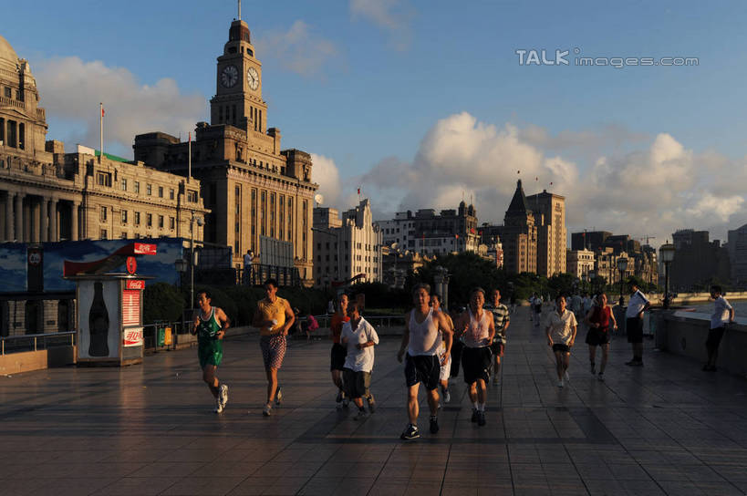 东方人,餐厅,高楼大厦,跑,横图,室外,白天,正面,锻炼,度假,运动,美景,植物,城市风光,标志建筑,城市,大厦,地标,建筑,摩天大楼,上海,中国,亚洲,阴影,服装,光线,影子,景观,云,云朵,许多人,云彩,休闲装,黄种人,娱乐,建设,黄浦江,树,树木,衣服,蓝色,绿色,白云,蓝天,天空,阳光,自然,外滩,天,一群人,享受,休闲,休闲服,景色,放松,服饰,南京东路,生长,晴朗,成长,申,和平饭店,黄浦区,东亚,浦东发展银行大楼,上海海关大楼,友邦大厦,海关大楼,沙逊大厦,中山东一路,上海市,中华人民共和国,沪,华东地区,体育,男人,男性,年轻男性,亚洲人,晴空,跑步,彩图,全身,健身,餐馆,大楼,饭店,饭馆,高层建筑,高楼,摩天楼,黄埔滩,上海外滩,外黄埔滩,shzxz1