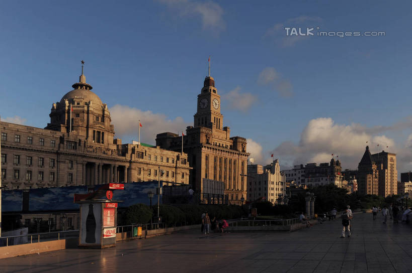 东方人,餐厅,高楼大厦,走,横图,室外,白天,正面,度假,美景,植物,城市风光,标志建筑,城市,大厦,地标,建筑,摩天大楼,上海,中国,亚洲,行人,游客,游人,阴影,服装,光线,影子,景观,云,云朵,许多人,云彩,休闲装,黄种人,娱乐,建设,黄浦江,路人,旅客,树,树木,衣服,蓝色,绿色,白云,蓝天,天空,阳光,自然,外滩,天,一群人,享受,休闲,休闲服,景色,放松,服饰,南京东路,生长,晴朗,成长,申,和平饭店,黄浦区,东亚,浦东发展银行大楼,上海海关大楼,友邦大厦,海关大楼,沙逊大厦,中山东一路,上海市,中华人民共和国,沪,华东地区,过客,男人,男性,年轻男性,年轻女性,女人,女性,亚洲人,晴空,步行,散步,走路,彩图,全身,餐馆,大楼,饭店,饭馆,高层建筑,高楼,摩天楼,黄埔滩,上海外滩,外黄埔滩,shzxz1