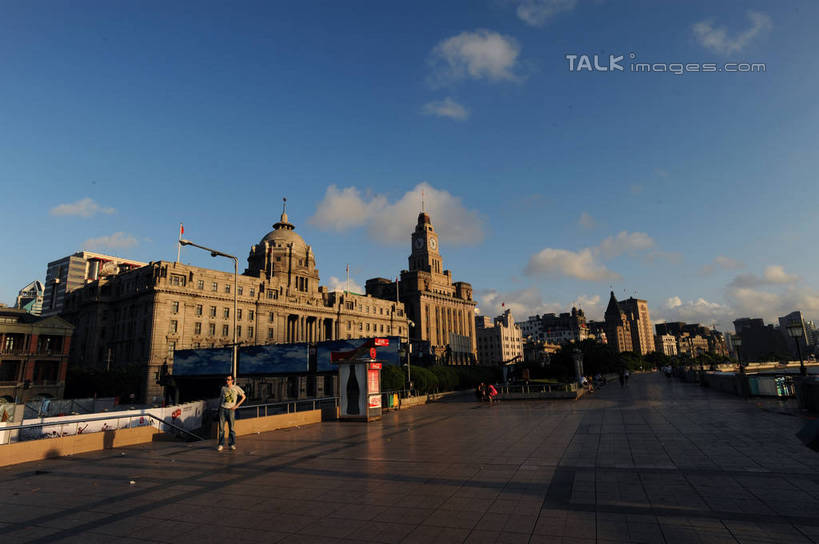 东方人,餐厅,高楼大厦,走,横图,室外,白天,正面,度假,美景,植物,城市风光,标志建筑,城市,大厦,地标,建筑,摩天大楼,上海,中国,亚洲,行人,游客,游人,阴影,服装,光线,影子,景观,云,云朵,许多人,云彩,休闲装,黄种人,娱乐,建设,黄浦江,路人,旅客,树,树木,衣服,蓝色,绿色,白云,蓝天,天空,阳光,自然,外滩,天,一群人,享受,休闲,休闲服,景色,放松,服饰,南京东路,生长,晴朗,成长,申,和平饭店,黄浦区,东亚,浦东发展银行大楼,上海海关大楼,友邦大厦,海关大楼,沙逊大厦,中山东一路,上海市,中华人民共和国,沪,华东地区,过客,男人,男性,年轻男性,年轻女性,女人,女性,亚洲人,晴空,步行,散步,走路,彩图,全身,餐馆,大楼,饭店,饭馆,高层建筑,高楼,摩天楼,黄埔滩,上海外滩,外黄埔滩,shzxz1
