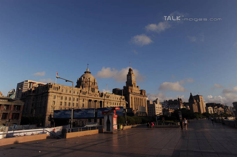 东方人,餐厅,高楼大厦,走,横图,室外,白天,正面,度假,美景,植物,城市风光,标志建筑,城市,大厦,地标,建筑,摩天大楼,上海,中国,亚洲,行人,游客,游人,阴影,服装,光线,影子,景观,云,云朵,许多人,云彩,休闲装,黄种人,娱乐,建设,黄浦江,路人,旅客,树,树木,衣服,蓝色,绿色,白云,蓝天,天空,阳光,自然,外滩,天,一群人,享受,休闲,休闲服,景色,放松,服饰,南京东路,生长,晴朗,成长,申,和平饭店,黄浦区,东亚,浦东发展银行大楼,上海海关大楼,友邦大厦,海关大楼,沙逊大厦,中山东一路,上海市,中华人民共和国,沪,华东地区,过客,男人,男性,年轻男性,年轻女性,女人,女性,亚洲人,晴空,步行,散步,走路,彩图,全身,餐馆,大楼,饭店,饭馆,高层建筑,高楼,摩天楼,黄埔滩,上海外滩,外黄埔滩,shzxz1