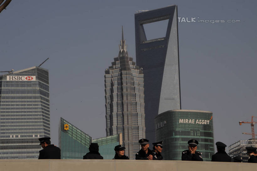 东方人,警察,警卫,高楼大厦,站,横图,室外,白天,仰视,工作服,制服,度假,美景,城市风光,标志建筑,城市,大厦,地标,建筑,摩天大楼,上海,中国,亚洲,阴影,服装,光线,影子,景观,许多人,黄种人,娱乐,建设,金茂大厦,浦东,衣服,蓝色,蓝天,天空,阳光,天,站着,一群人,享受,休闲,景色,放松,服饰,环球金融中心,晴朗,申,衣着,穿着,警服,金融中心,陆家嘴,陆家嘴金融贸易区,浦东新区,上海环球金融中心,东亚,汇丰银行大厦,上海市,万里无云,中华人民共和国,沪,华东地区,工作制服,衣饰,金茂大楼,环球金融中心大厦,男人,男性,年轻男性,亚洲人,保安,警卫员,看守,卫兵,晴空,晴空万里,站立,半身,彩图,低角度拍摄,工作套服,大楼,高层建筑,高楼,摩天楼,shzxz1