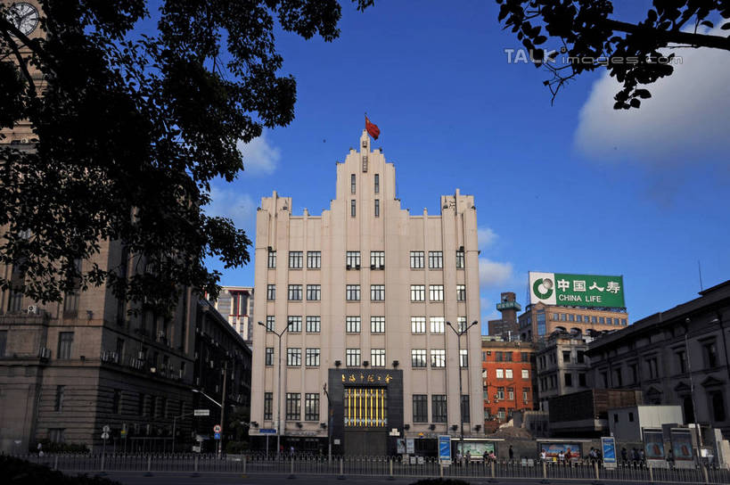 无人,高楼大厦,横图,室外,白天,仰视,度假,美景,植物,城市风光,标志建筑,城市,大厦,道路,地标,建筑,路,摩天大楼,公路,上海,中国,亚洲,阴影,光线,影子,景观,云,云朵,交通,云彩,娱乐,建设,黄浦江,树,树木,蓝色,绿色,白云,蓝天,天空,阳光,自然,外滩,天,享受,休闲,景色,放松,南京东路,生长,晴朗,成长,申,和平饭店,黄浦区,东亚,友邦大厦,沙逊大厦,中山东一路,上海市,中华人民共和国,沪,华东地区,晴空,马路,彩图,低角度拍摄,大楼,高层建筑,高楼,摩天楼,黄埔滩,上海外滩,外黄埔滩,shzxz1