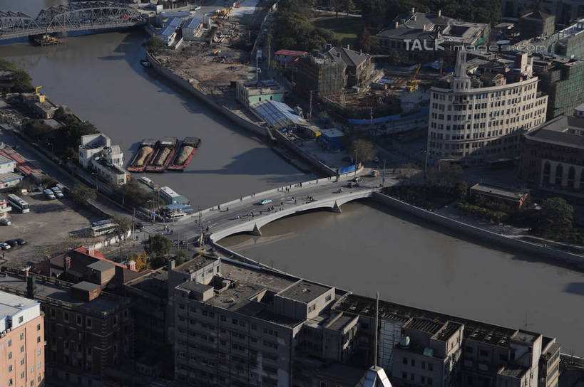 无人,家,高楼大厦,横图,俯视,航拍,室外,白天,度假,河流,美景,水,植物,城市风光,标志建筑,城市,大桥,大厦,地标,建筑,摩天大楼,桥梁,上海,中国,亚洲,阴影,光线,影子,房屋,屋子,河水,景观,水流,公寓,斜拉桥,桥,娱乐,建设,洋房,楼房,住宅,树,树木,绿色,倒影,阳光,自然,外滩,享受,休闲,景色,放松,生长,成长,申,倒映,鸟瞰,黄浦区,浦西,苏州河,外白渡桥,东亚,光陆大楼,上海市,中华人民共和国,沪,华东地区,反照,斜张桥,彩图,高角度拍摄,房子,大楼,高层建筑,高楼,摩天楼,花园桥,威尔斯桥,博物院路,虎丘路,shzxz1